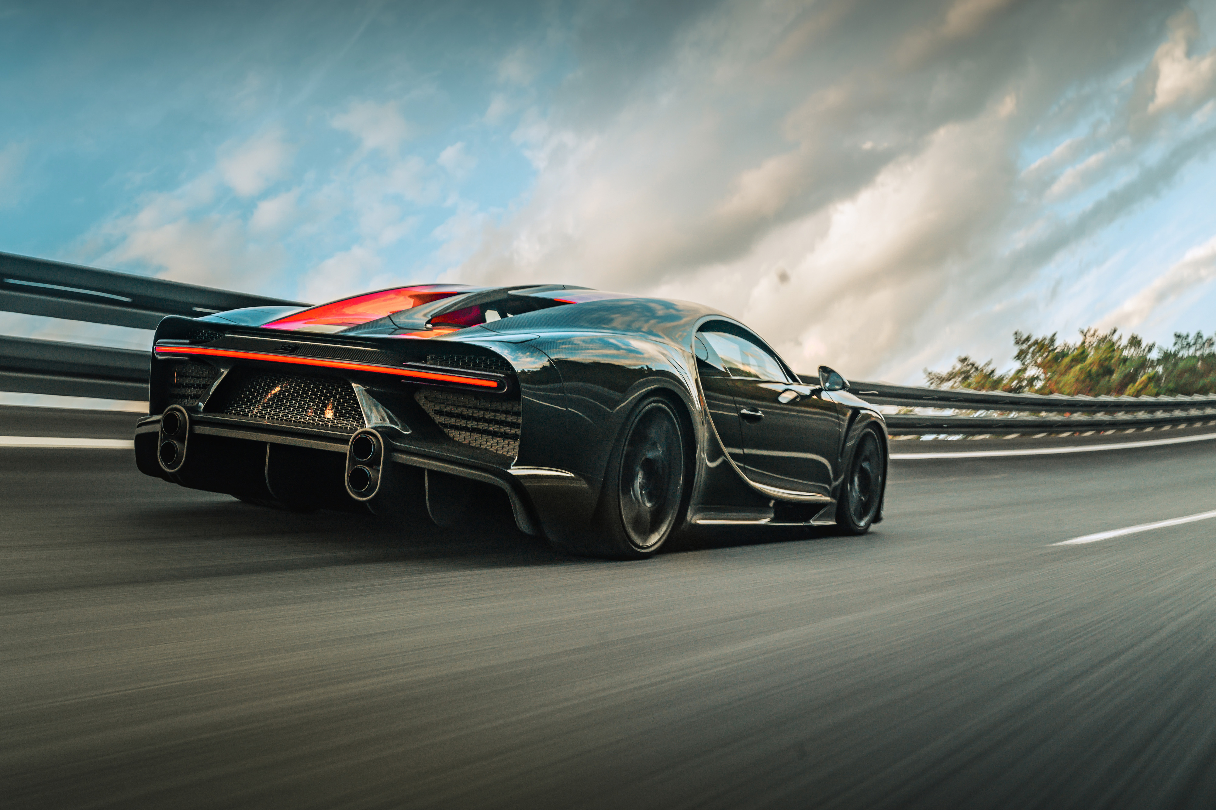 Pilote Officiel Andy Wallace set the world record with the Chiron Super Sport 300+. 